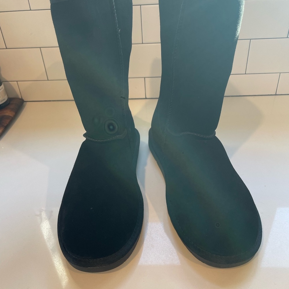Minnetonka black shearling boots- brand new
